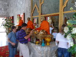 Puket Explorer  Wat Chalong Tempel Altar mit Betenden (TH).